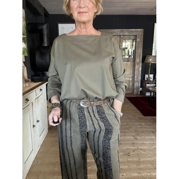 Bluse m/firkantet hals (oliven grønn)