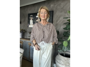 Rutete bluse i brunt